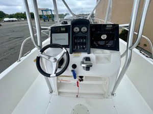 2013 Boston Whaler 230 DAUNTLESS 10