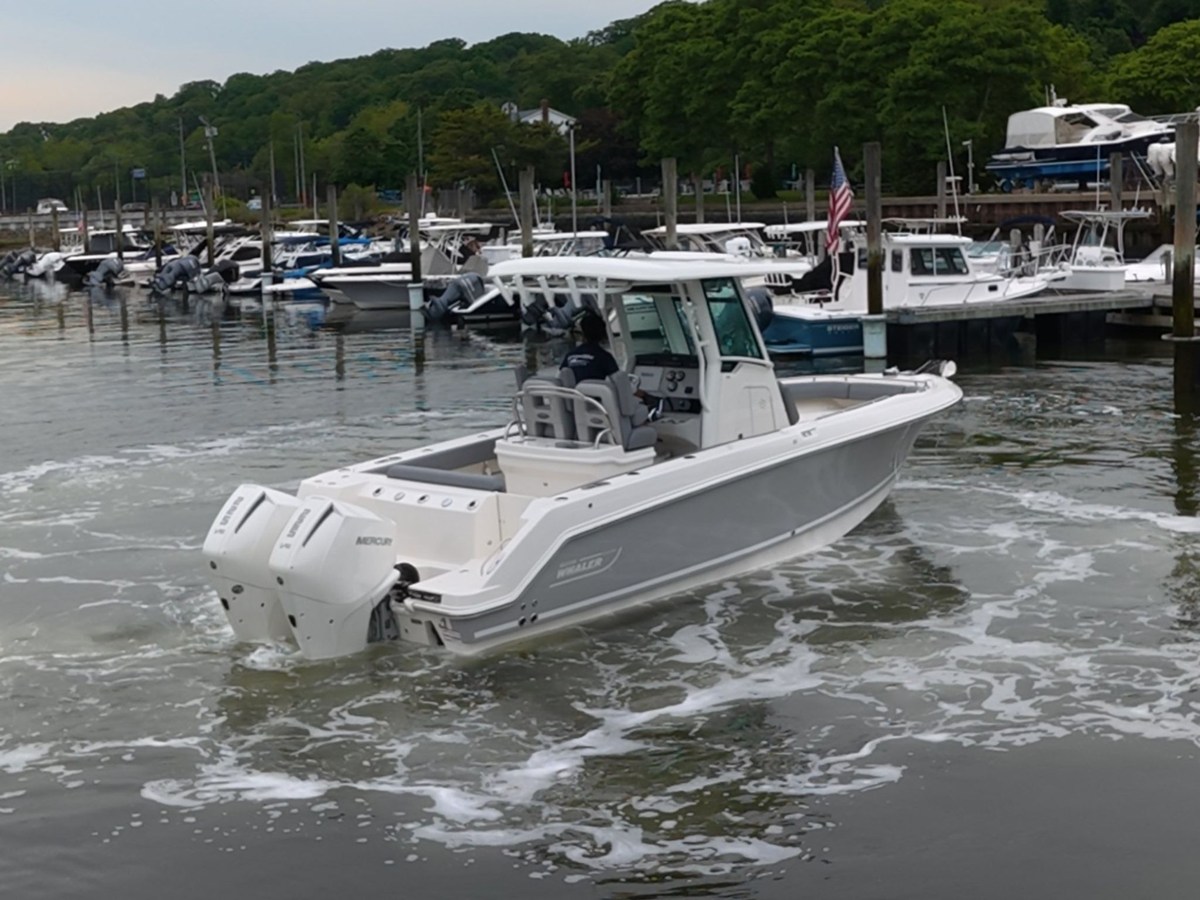 2026 Boston Whaler 250 Outrage 4