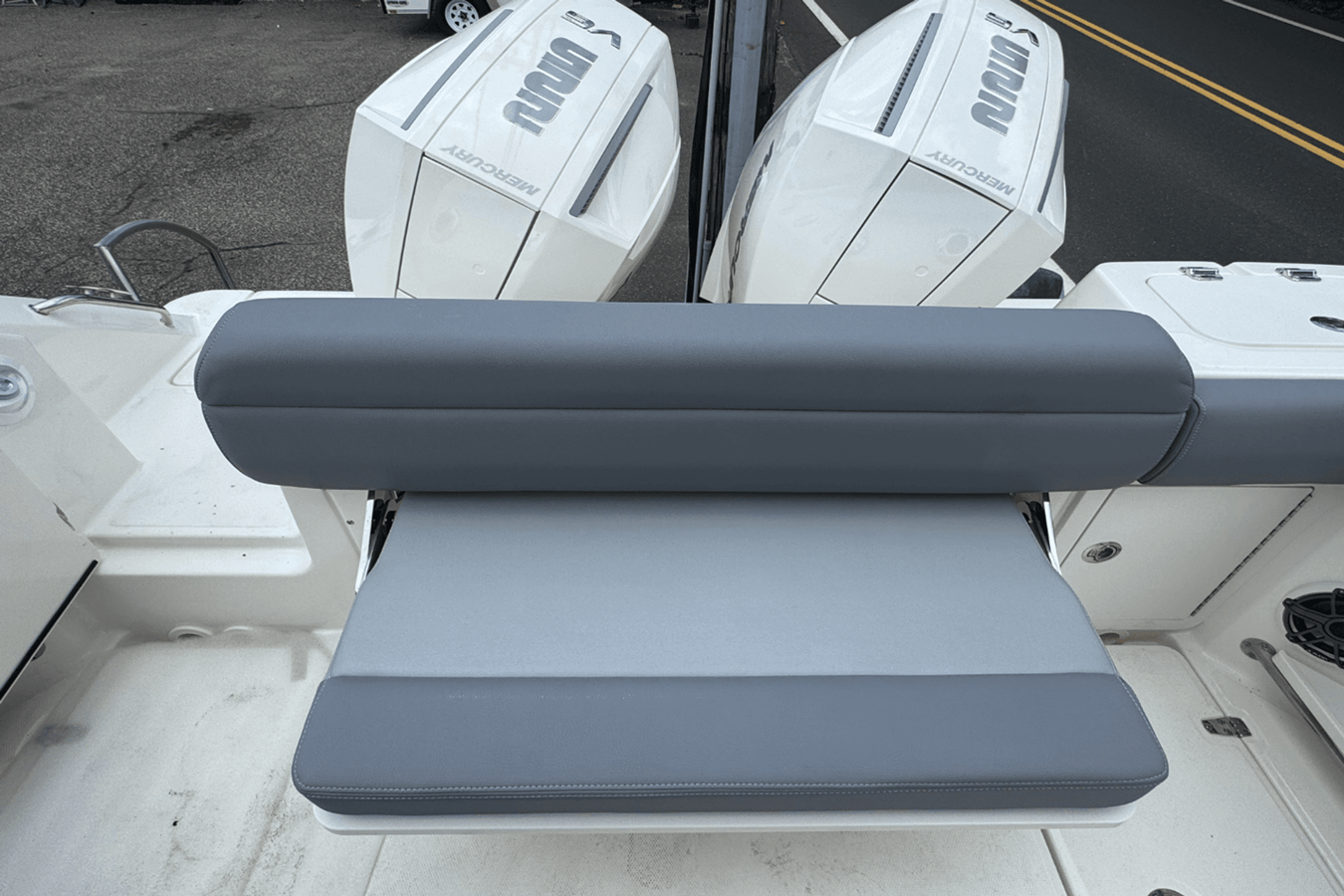 2026 Boston Whaler 250 Outrage 11