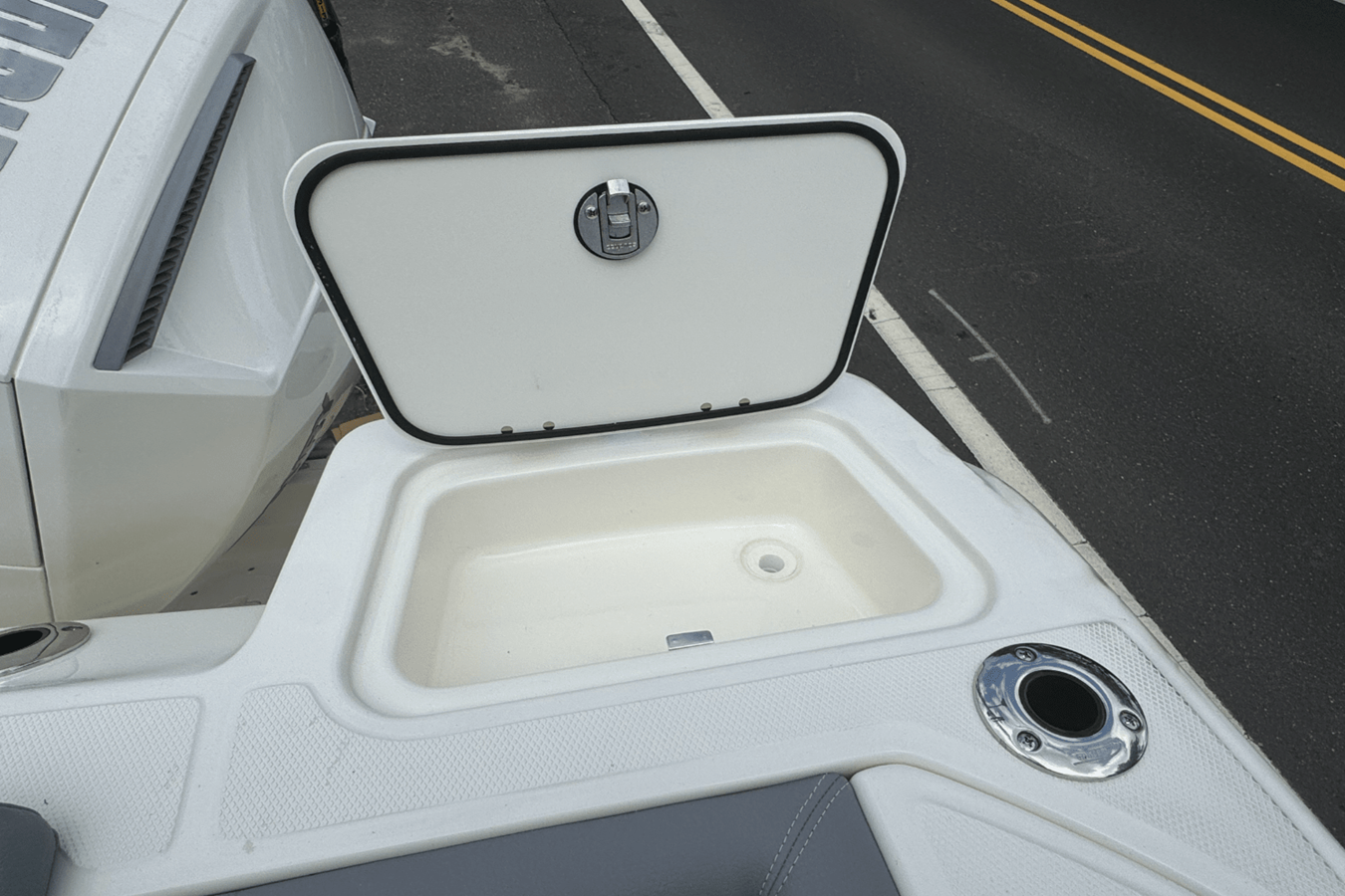 2026 Boston Whaler 250 Outrage 13