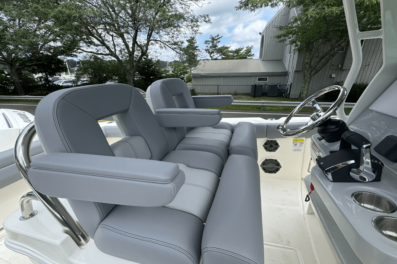 2026 Boston Whaler 250 Outrage 17