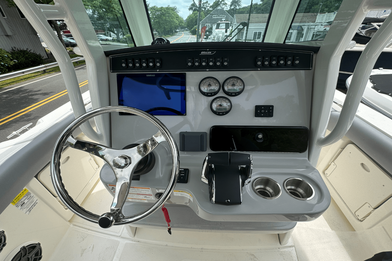 2026 Boston Whaler 250 Outrage 19