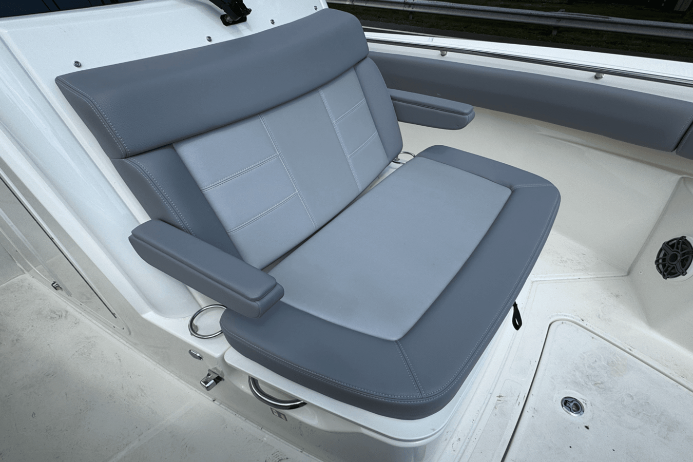 2026 Boston Whaler 250 Outrage 23