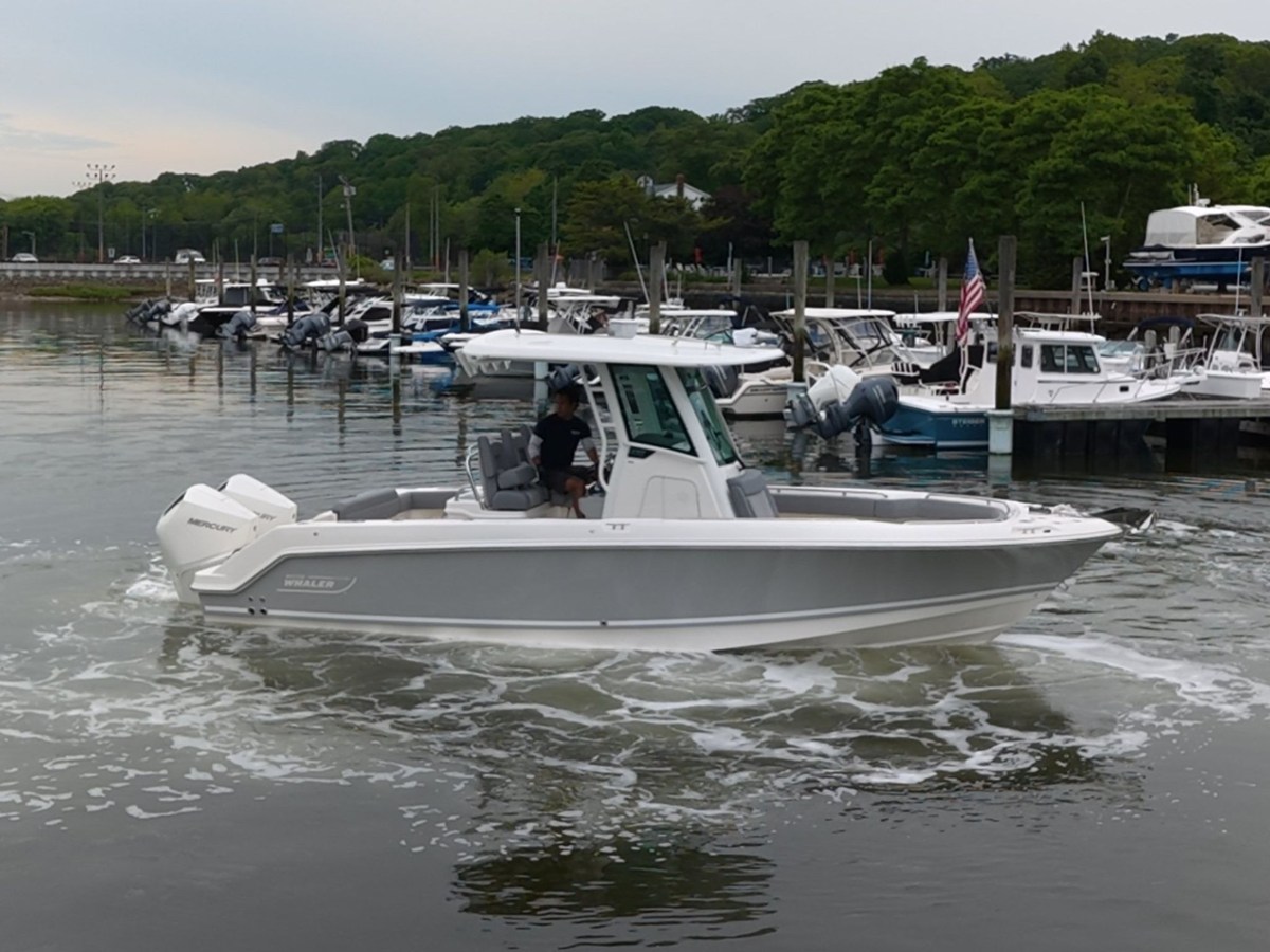 2026 Boston Whaler 250 Outrage 33
