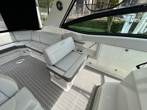 Sea Ray 320 SUNDANCER OB 5 2022 Sea Ray 320 SUNDANCER OB 6