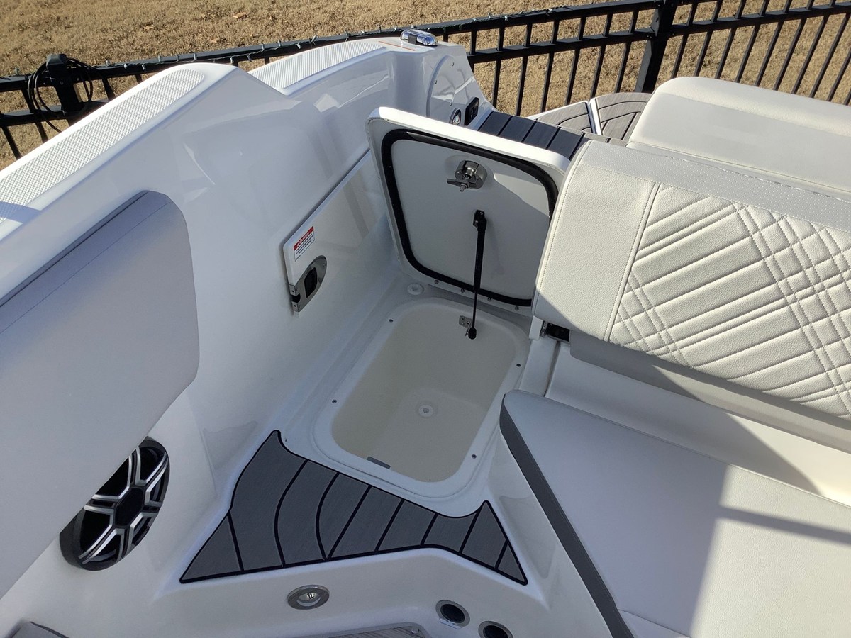 2026 Sea Ray SDX 230 10
