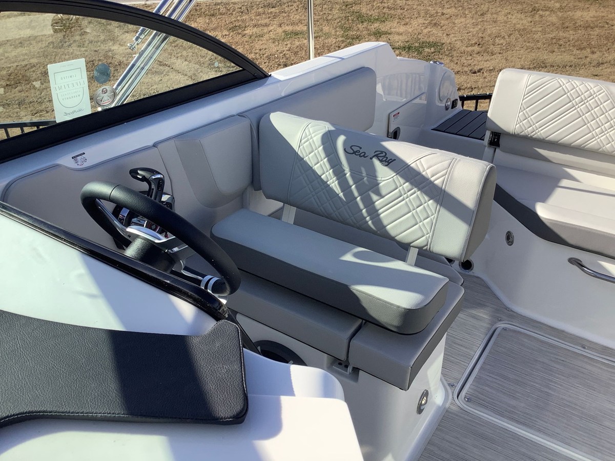 2026 Sea Ray SDX 230 17