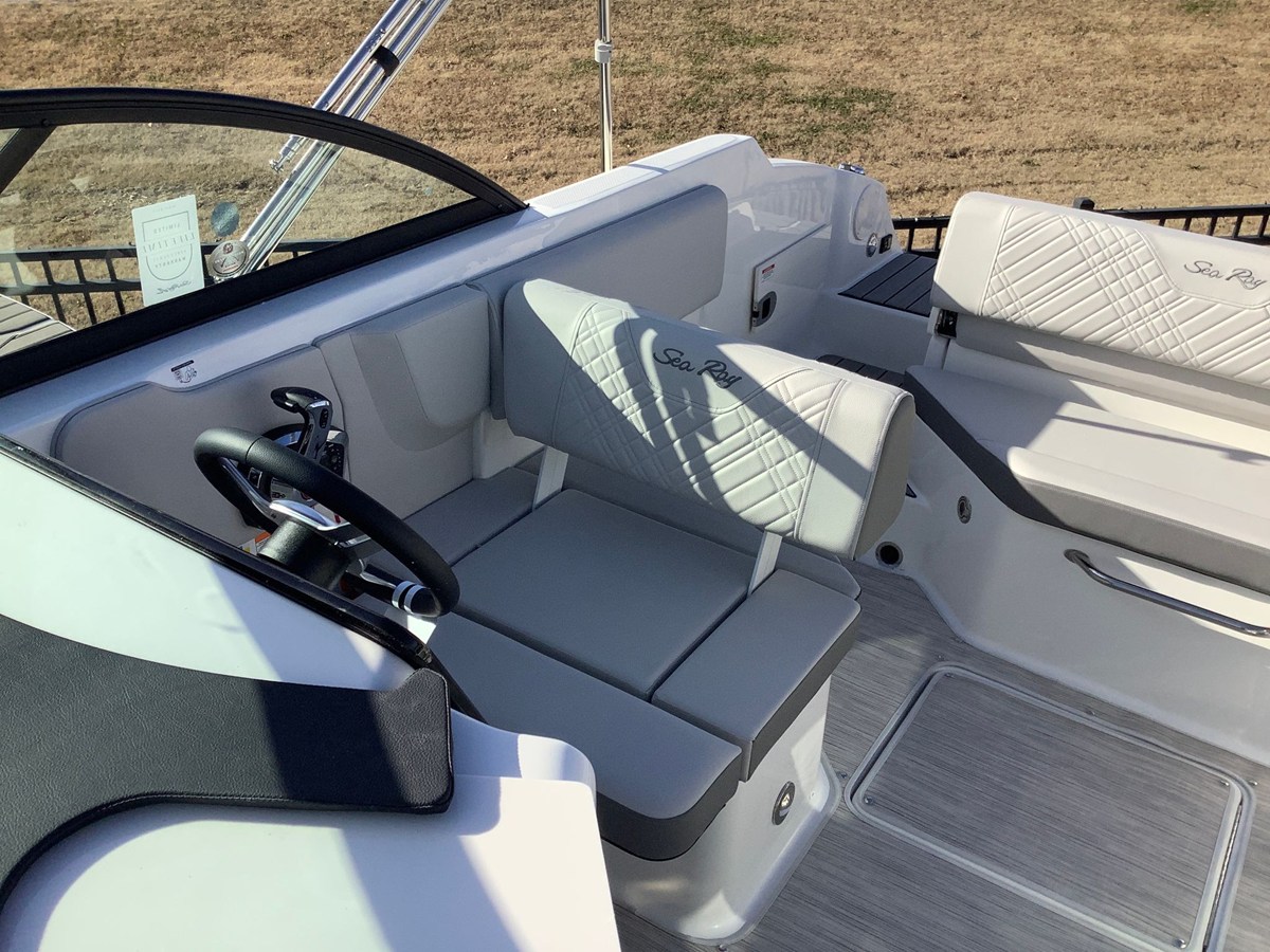 2026 Sea Ray SDX 230 18
