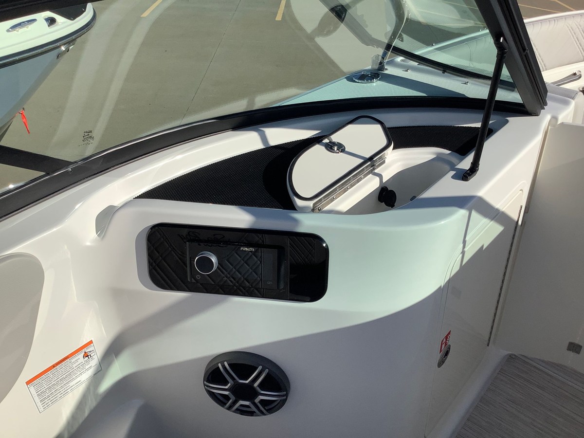 2026 Sea Ray SDX 230 23