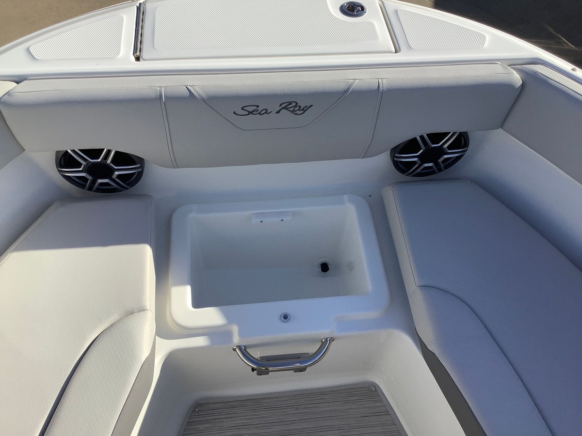 2026 Sea Ray SDX 230 29