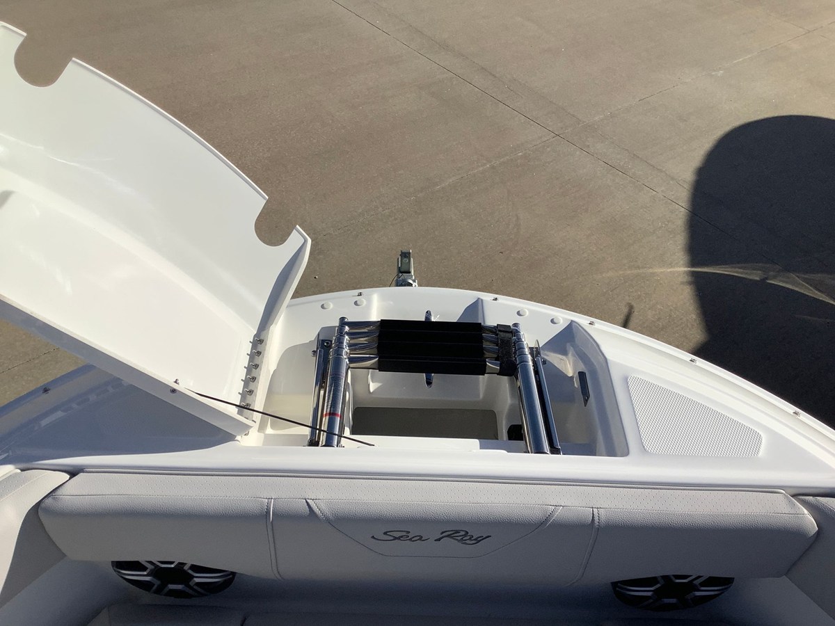 2026 Sea Ray SDX 230 32