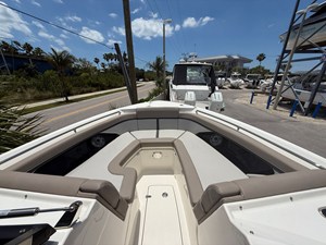 Boston Whaler 330 Vantage 2 2025 Boston Whaler 330 Vantage 3
