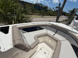 Boston Whaler 330 Vantage 3 2025 Boston Whaler 330 Vantage 4