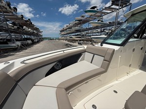 Boston Whaler 330 Vantage 4 2025 Boston Whaler 330 Vantage 5