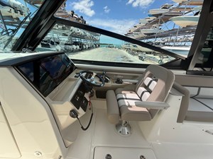 Boston Whaler 330 Vantage 8 2025 Boston Whaler 330 Vantage 9