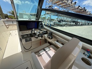 Boston Whaler 330 Vantage 10 2025 Boston Whaler 330 Vantage 11
