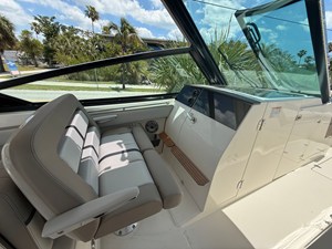 Boston Whaler 330 Vantage 11 2025 Boston Whaler 330 Vantage 12