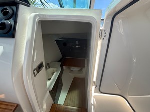Boston Whaler 330 Vantage 14 2025 Boston Whaler 330 Vantage 15