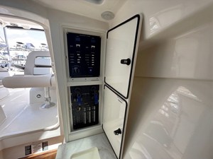 Boston Whaler 330 Vantage 18 2025 Boston Whaler 330 Vantage 19