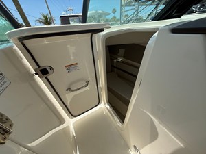 Boston Whaler 330 Vantage 19 2025 Boston Whaler 330 Vantage 20