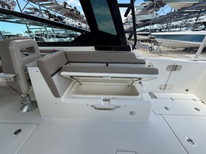 Boston Whaler 330 Vantage 24 2025 Boston Whaler 330 Vantage 25