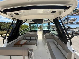 Boston Whaler 330 Vantage 30 2025 Boston Whaler 330 Vantage 31