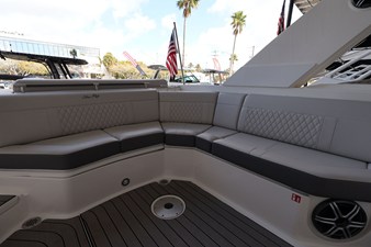 Sea Ray SLX 310 Outboard 8 2026 Sea Ray SLX 310 Outboard 9