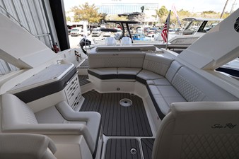 Sea Ray SLX 310 Outboard 9 2026 Sea Ray SLX 310 Outboard 10