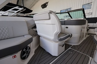 Sea Ray SLX 310 Outboard 10 2026 Sea Ray SLX 310 Outboard 11
