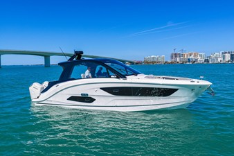 Sea Ray Sundancer 370 Outboard 30 2026 Sea Ray Sundancer 370 Outboard 31