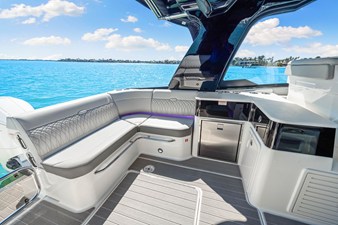 Sea Ray Sundancer 370 Outboard 41 2026 Sea Ray Sundancer 370 Outboard 42