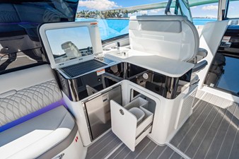 Sea Ray Sundancer 370 Outboard 42 2026 Sea Ray Sundancer 370 Outboard 43