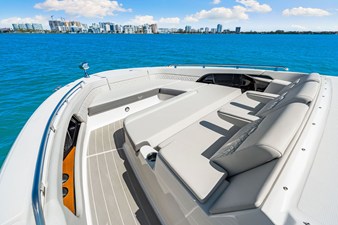 Sea Ray Sundancer 370 Outboard 51 2026 Sea Ray Sundancer 370 Outboard 52