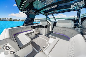 Sea Ray Sundancer 370 Outboard 57 2026 Sea Ray Sundancer 370 Outboard 58