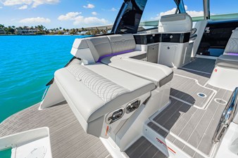 Sea Ray Sundancer 370 Outboard 58 2026 Sea Ray Sundancer 370 Outboard 59