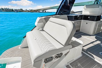 Sea Ray Sundancer 370 Outboard 59 2026 Sea Ray Sundancer 370 Outboard 60