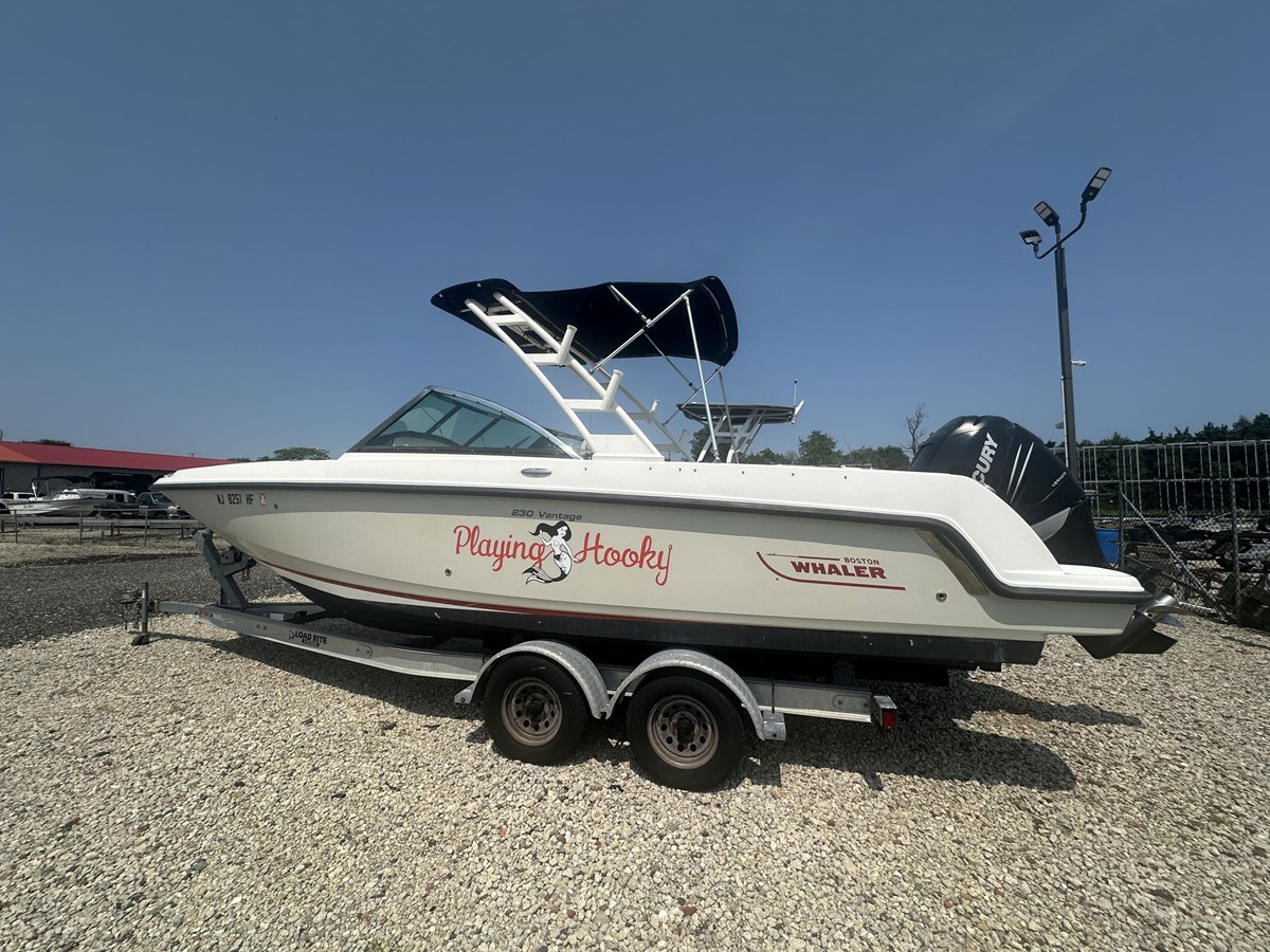 2013 Boston Whaler 230 VANTAGE 2