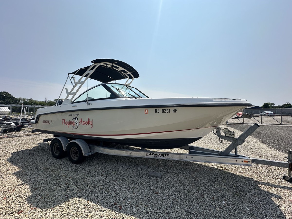 2013 Boston Whaler 230 VANTAGE 3