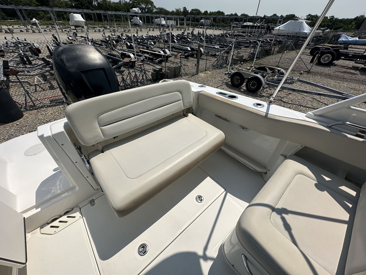 2013 Boston Whaler 230 VANTAGE 6