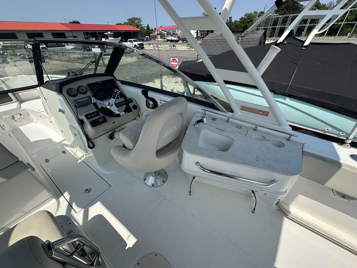 2013 Boston Whaler 230 VANTAGE 8