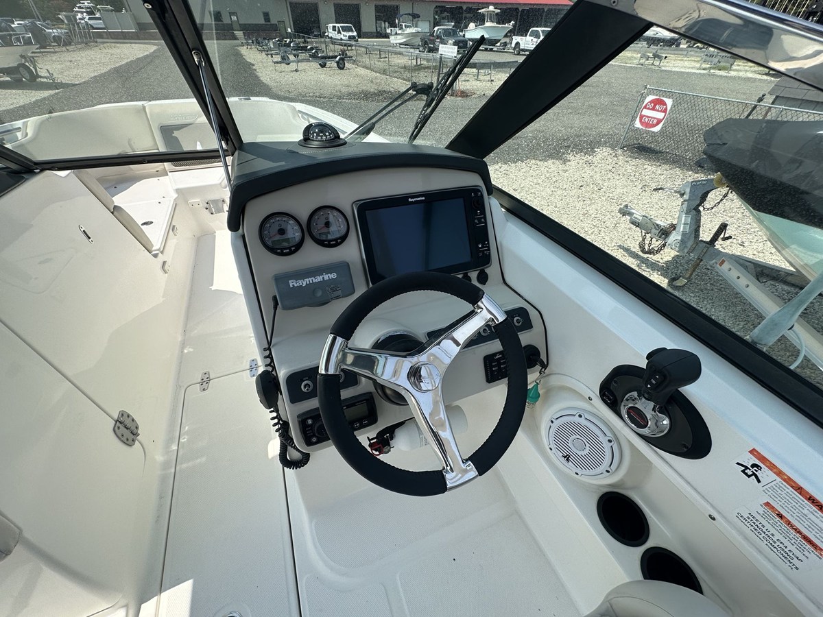 2013 Boston Whaler 230 VANTAGE 9