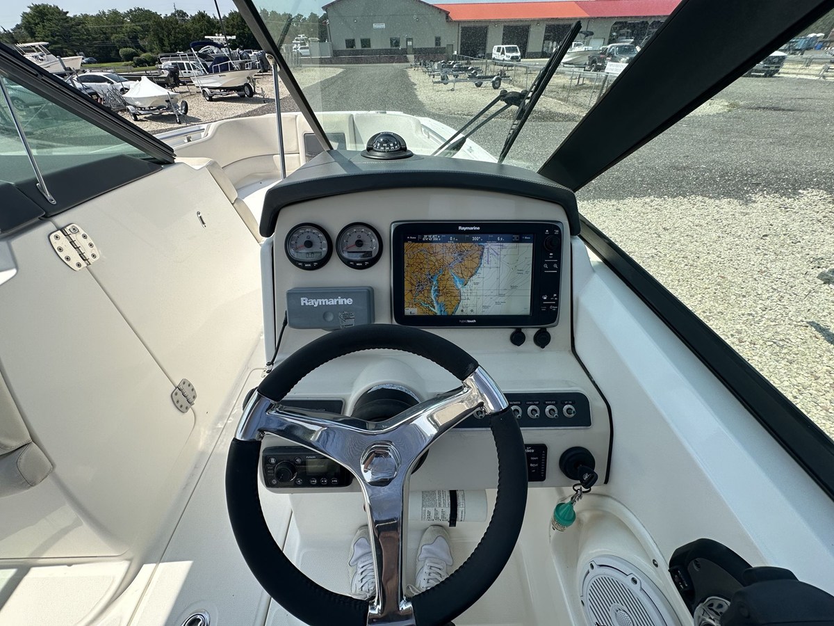 2013 Boston Whaler 230 VANTAGE 10