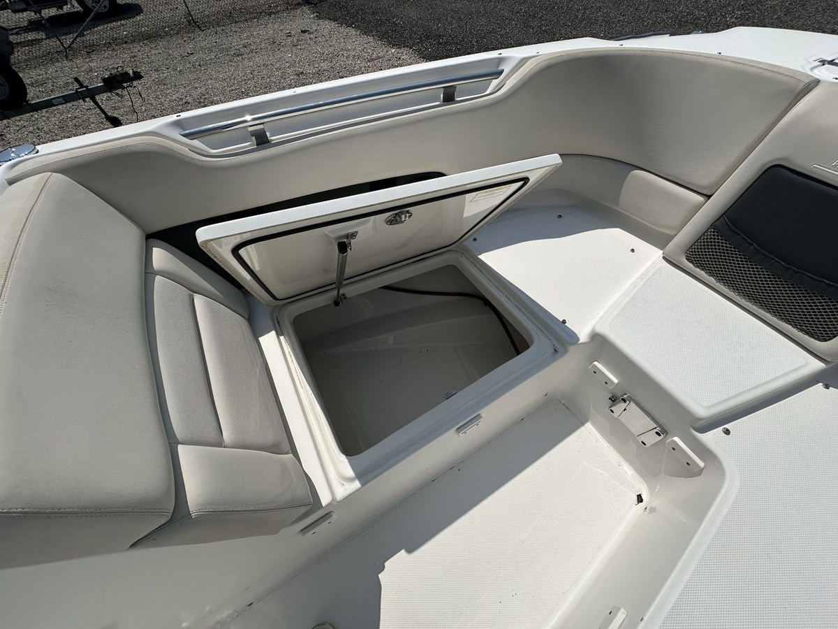 2013 Boston Whaler 230 VANTAGE 20