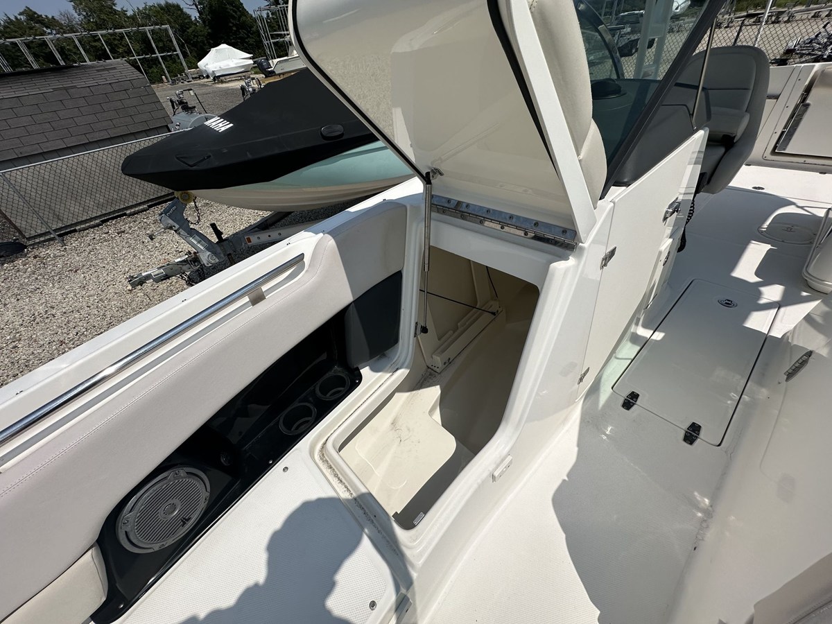 2013 Boston Whaler 230 VANTAGE 21
