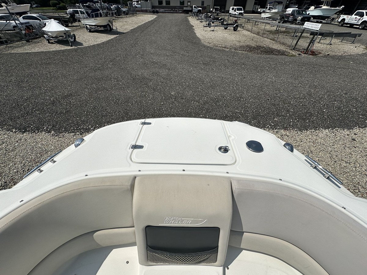 2013 Boston Whaler 230 VANTAGE 22