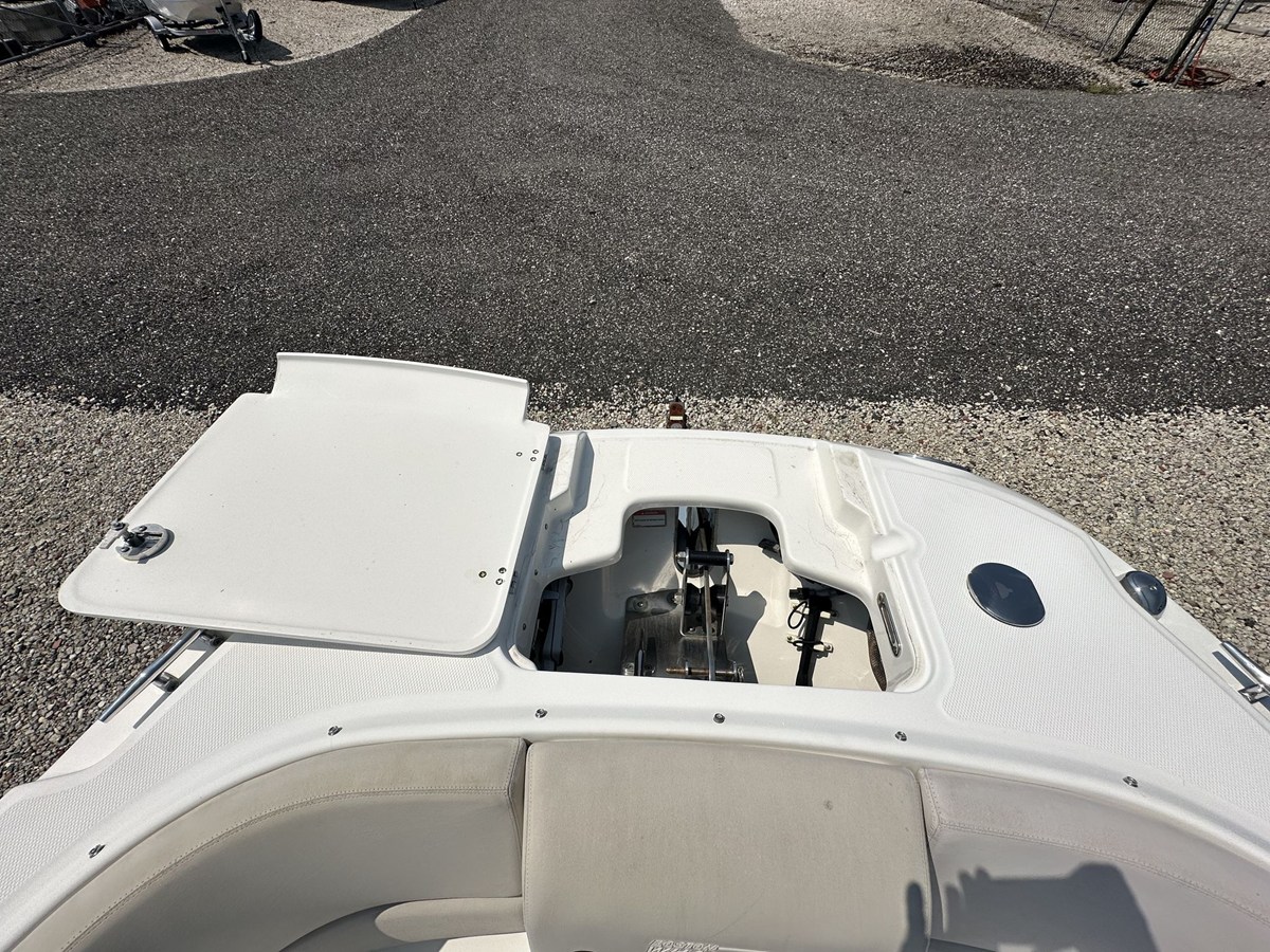 2013 Boston Whaler 230 VANTAGE 23