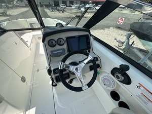 2013 Boston Whaler 230 VANTAGE 9