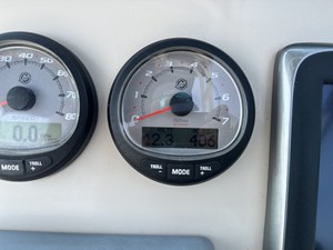 2013 Boston Whaler 230 VANTAGE 11