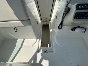 2013 Boston Whaler 230 VANTAGE 18