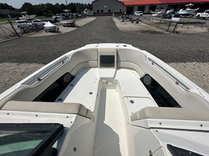 2013 Boston Whaler 230 VANTAGE 19